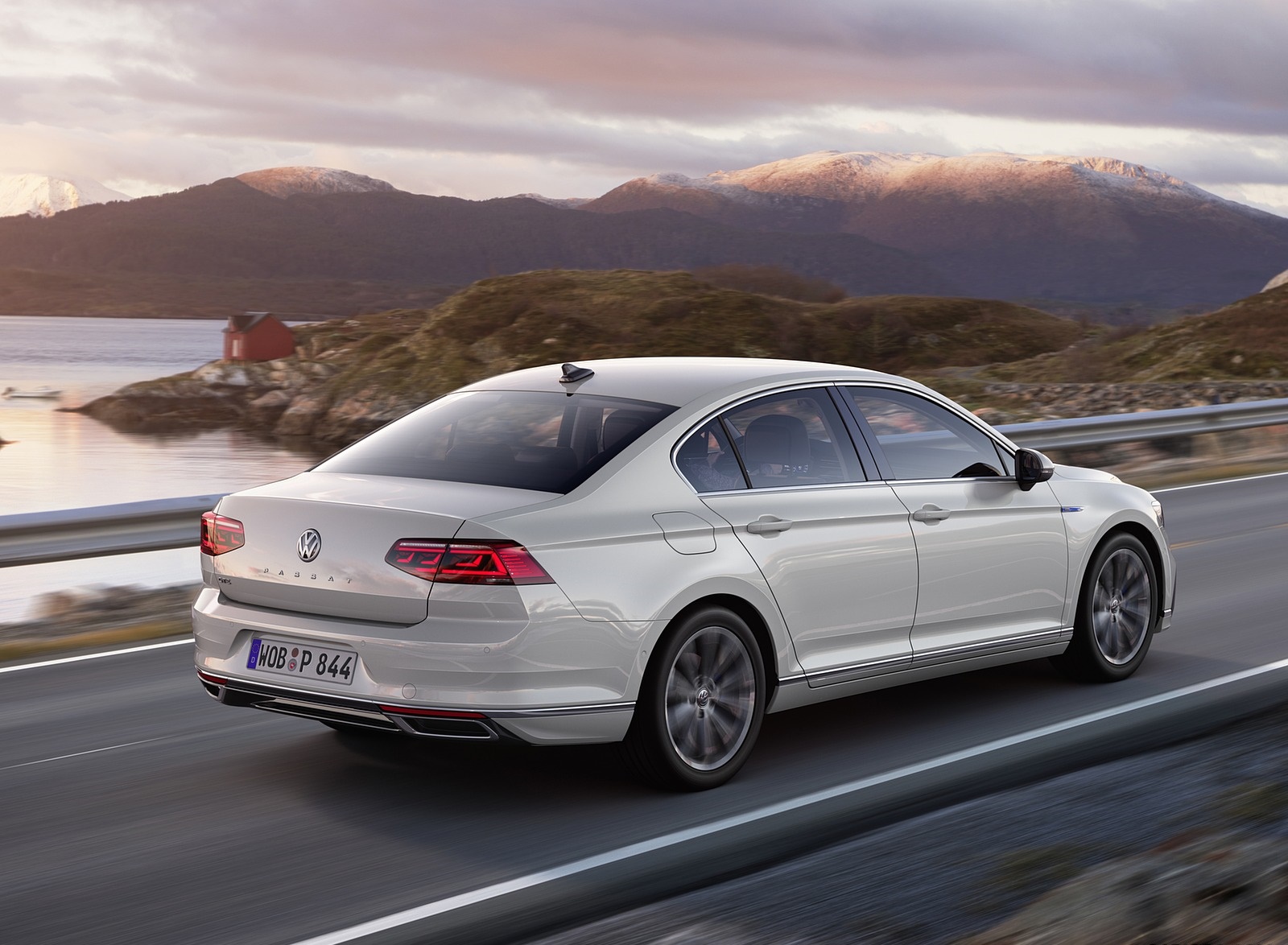 2020 Volkswagen Passat GTE Sedan (EU-Spec) Rear Three-Quarter Wallpapers #42 of 52
