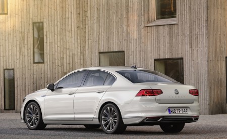 2020 Volkswagen Passat GTE Sedan (EU-Spec) Rear Three-Quarter Wallpapers 450x275 (43)