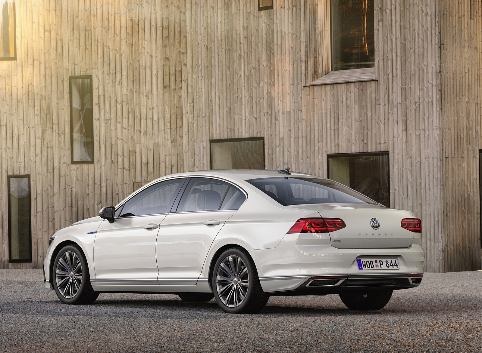 2020 Volkswagen Passat GTE Sedan (EU-Spec) Rear Three-Quarter Wallpapers #43 of 52