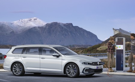 2020 Volkswagen Passat GTE Variant (EU-Spec) Charging Wallpapers 450x275 (44)