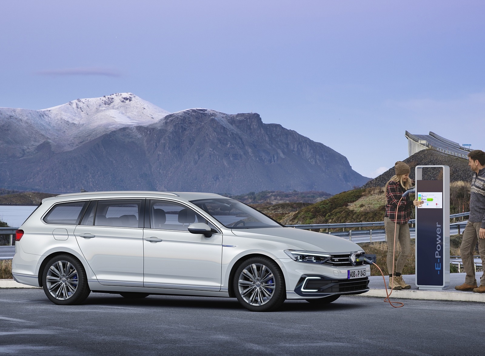 2020 Volkswagen Passat GTE Variant (EU-Spec) Charging Wallpapers #44 of 52