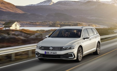 2020 Volkswagen Passat GTE Variant (EU-Spec) Front Three-Quarter Wallpapers 450x275 (37)