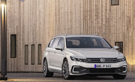 2020 Volkswagen Passat GTE Variant (EU-Spec) Front Wallpapers 450x275 (45)
