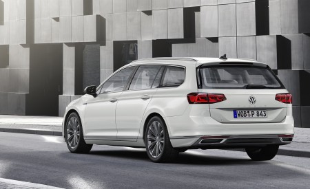 2020 Volkswagen Passat GTE Variant (EU-Spec) Rear Three-Quarter Wallpapers 450x275 (39)