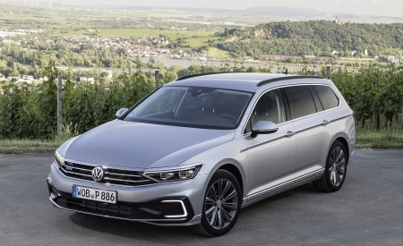 2020 Volkswagen Passat GTE Variant (Plug-In Hybrid EU-Spec) Front Three-Quarter Wallpapers 450x275 (11)