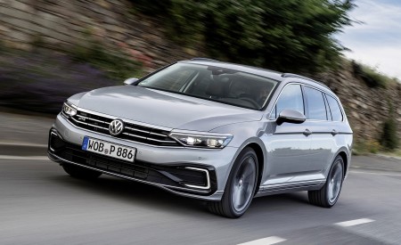 2020 Volkswagen Passat GTE Variant (Plug-In Hybrid EU-Spec) Front Three-Quarter Wallpapers 450x275 (2)