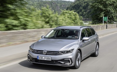 2020 Volkswagen Passat GTE Variant (Plug-In Hybrid EU-Spec) Front Three-Quarter Wallpapers 450x275 (3)