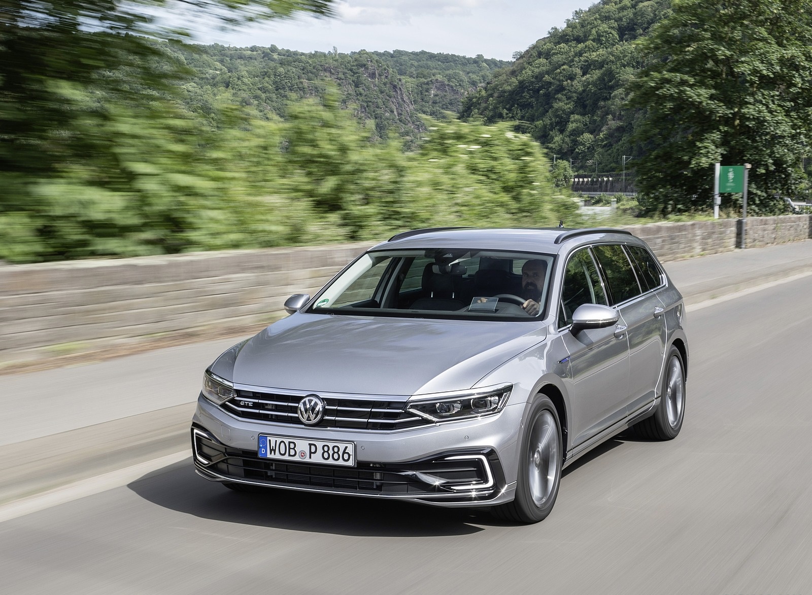 2020 Volkswagen Passat GTE Variant (Plug-In Hybrid EU-Spec) Front Three-Quarter Wallpapers #3 of 52