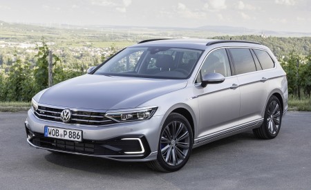 2020 Volkswagen Passat GTE Variant (Plug-In Hybrid EU-Spec) Front Three-Quarter Wallpapers 450x275 (12)