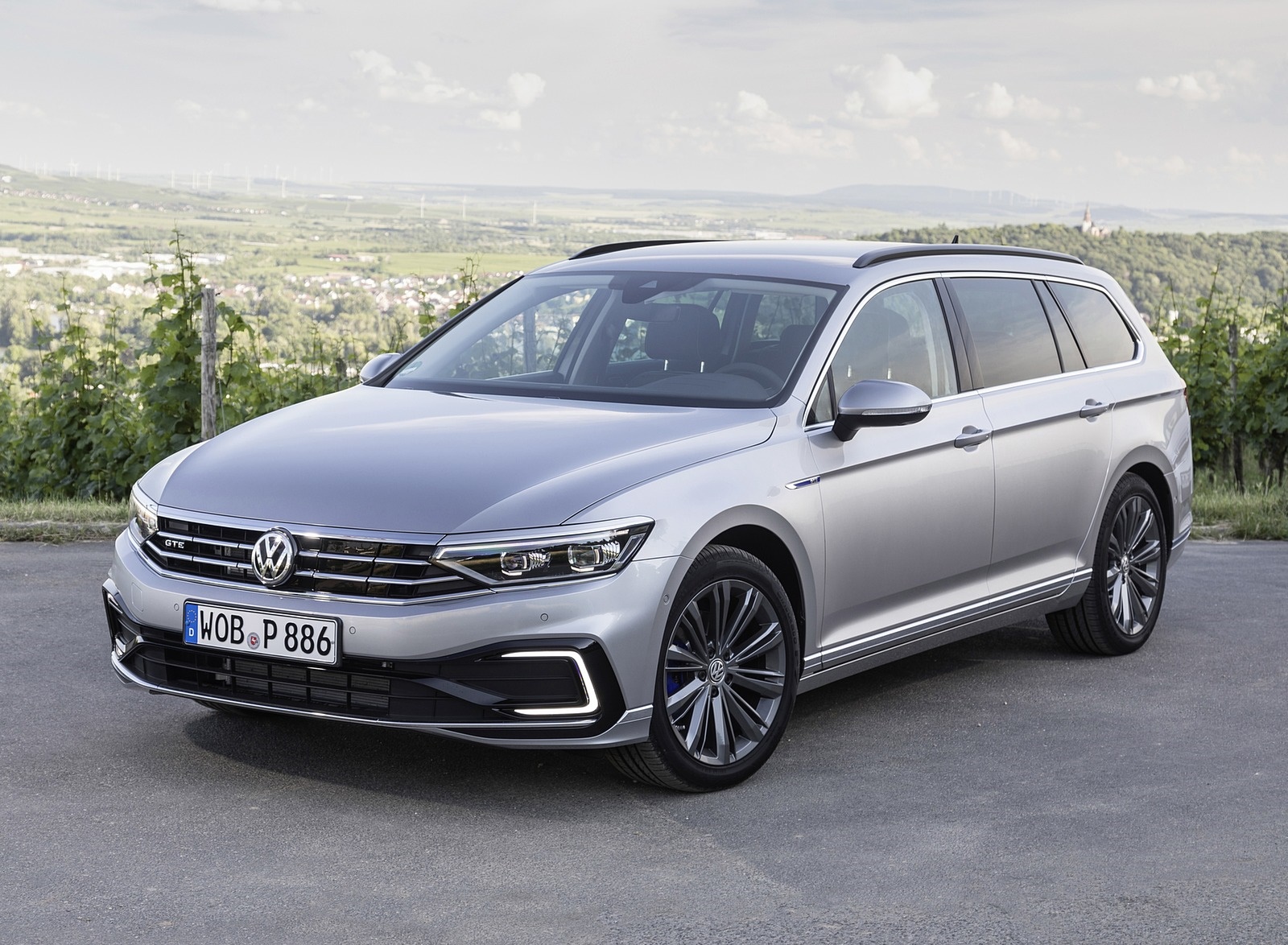 2020 Volkswagen Passat GTE Variant (Plug-In Hybrid EU-Spec) Front Three-Quarter Wallpapers #12 of 52