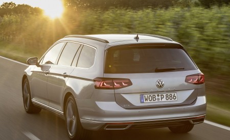 2020 Volkswagen Passat GTE Variant (Plug-In Hybrid EU-Spec) Rear Three-Quarter Wallpapers 450x275 (7)