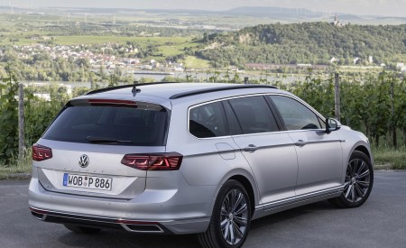 2020 Volkswagen Passat GTE Variant (Plug-In Hybrid EU-Spec) Rear Three-Quarter Wallpapers 450x275 (13)