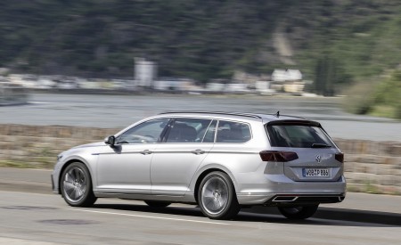 2020 Volkswagen Passat GTE Variant (Plug-In Hybrid EU-Spec) Rear Three-Quarter Wallpapers 450x275 (8)