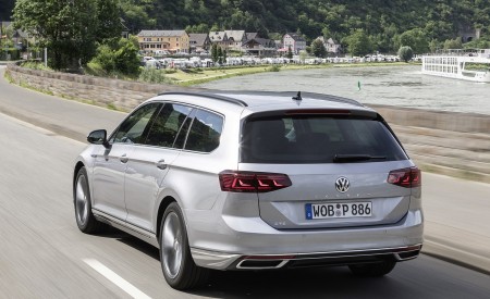 2020 Volkswagen Passat GTE Variant (Plug-In Hybrid EU-Spec) Rear Three-Quarter Wallpapers 450x275 (9)