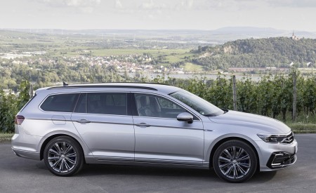 2020 Volkswagen Passat GTE Variant (Plug-In Hybrid EU-Spec) Side Wallpapers 450x275 (14)