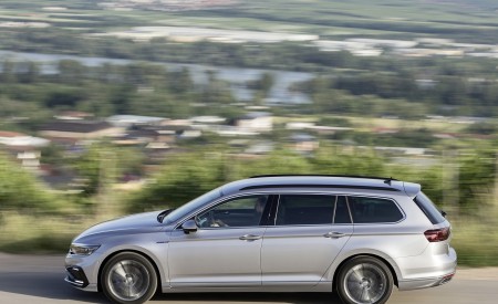2020 Volkswagen Passat GTE Variant (Plug-In Hybrid EU-Spec) Side Wallpapers 450x275 (10)