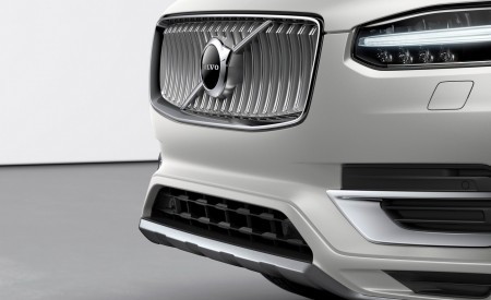 2020 Volvo XC90 Inscription T8 Plug-in Hybrid (Color: Birch Light Metallic) Front Bumper Wallpapers 450x275 (30)