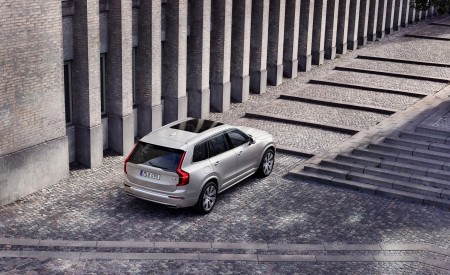 2020 Volvo XC90 Inscription T8 Plug-in Hybrid (Color: Birch Light Metallic) Rear Three-Quarter Wallpapers 450x275 (17)