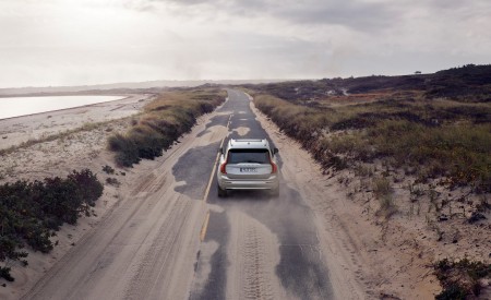 2020 Volvo XC90 Inscription T8 Plug-in Hybrid (Color: Birch Light Metallic) Rear Wallpapers 450x275 (18)