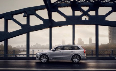 2020 Volvo XC90 Inscription T8 Plug-in Hybrid (Color: Birch Light Metallic) Side Wallpapers 450x275 (19)