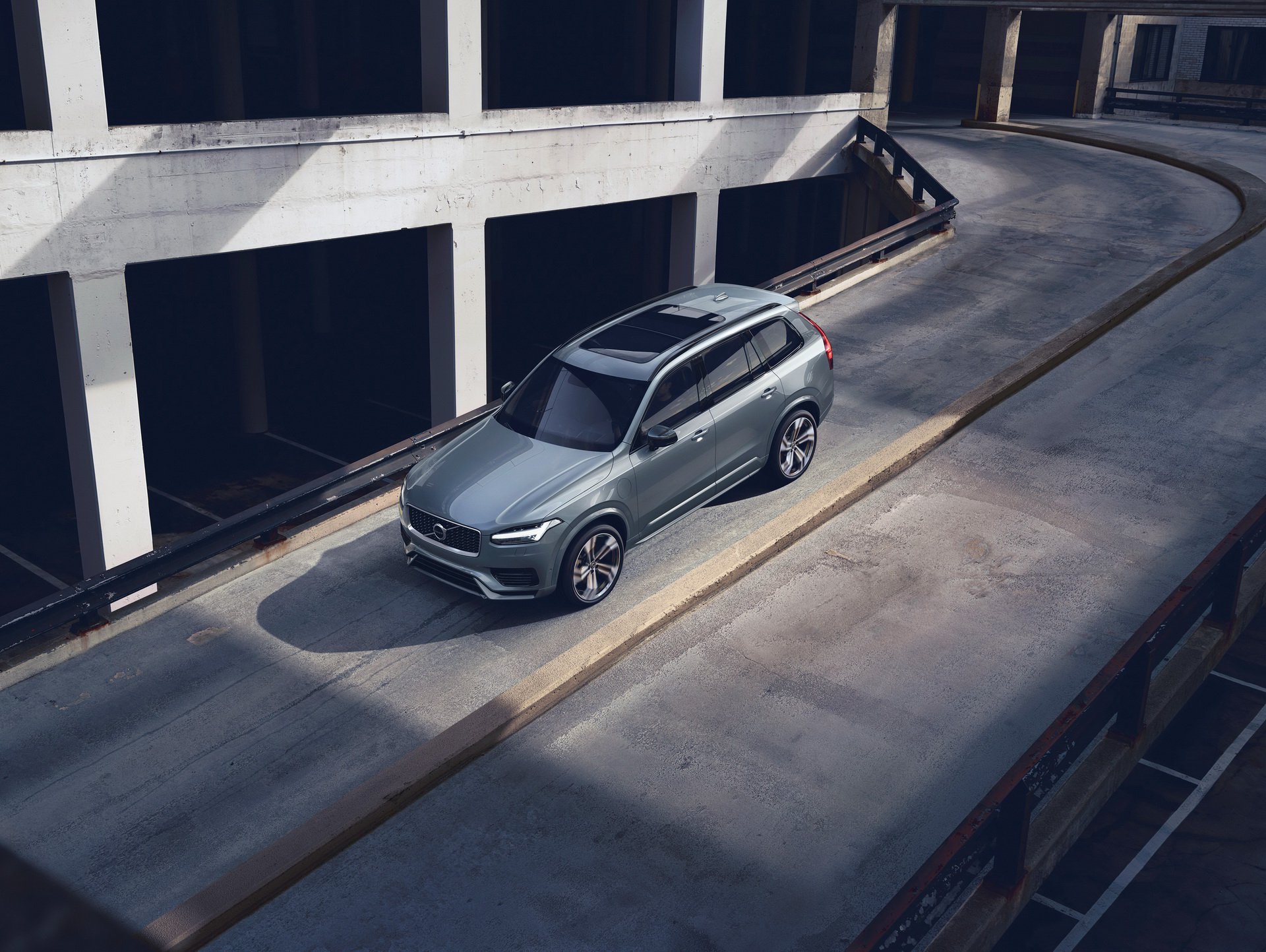 2020 Volvo XC90 R-Design T8 Plug-in Hybrid (Color: Thunder Grey) Front Three-Quarter Wallpapers (2)