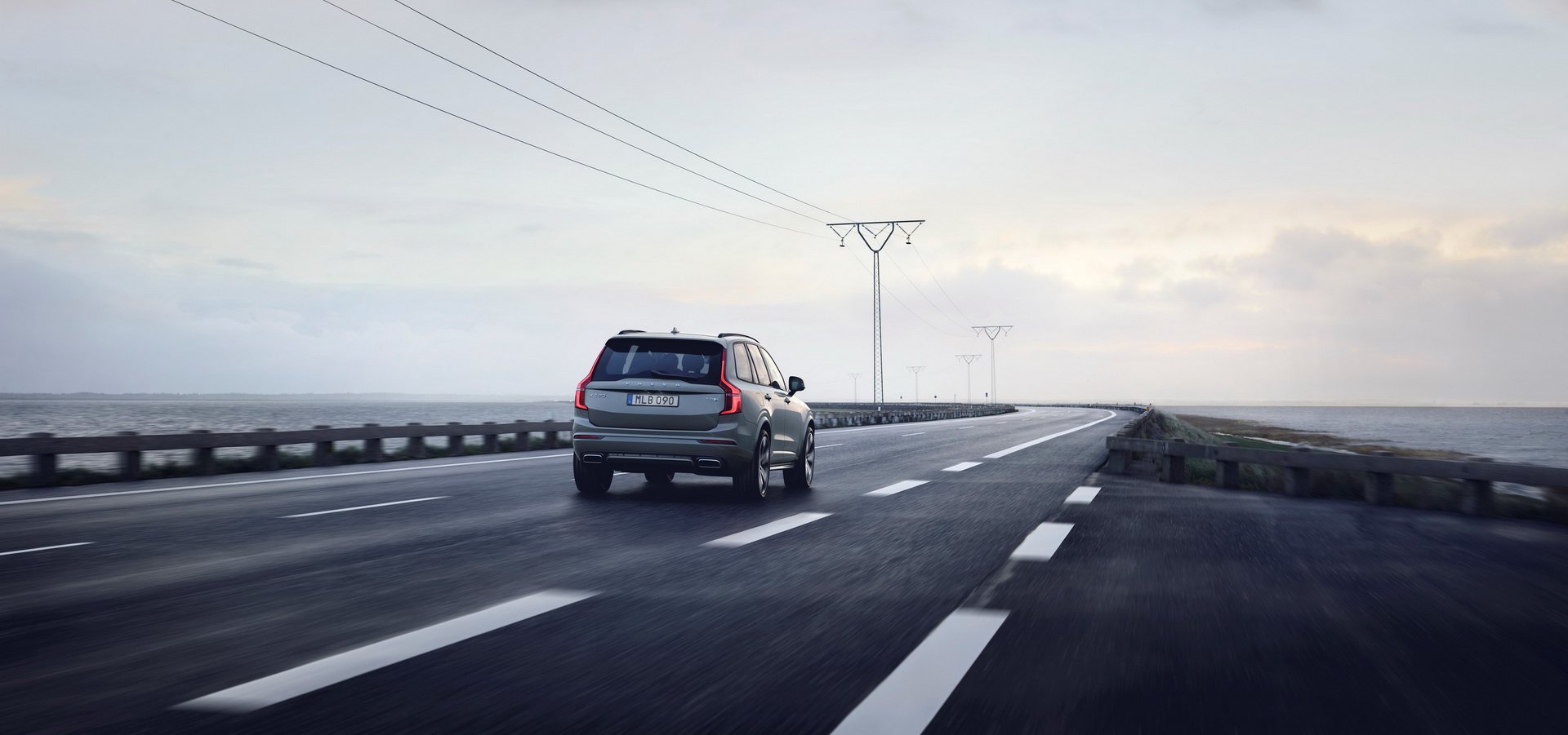 2020 Volvo XC90 R-Design T8 Plug-in Hybrid (Color: Thunder Grey) Rear Three-Quarter Wallpapers (3)