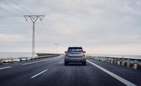 2020 Volvo XC90 R-Design T8 Plug-in Hybrid (Color: Thunder Grey) Rear Wallpapers 450x275 (4)