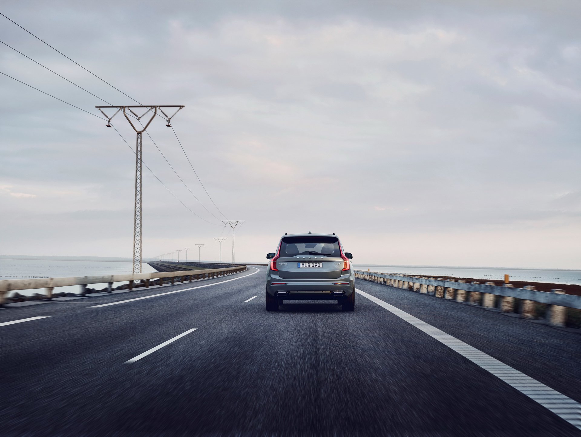 2020 Volvo XC90 R-Design T8 Plug-in Hybrid (Color: Thunder Grey) Rear Wallpapers (4)
