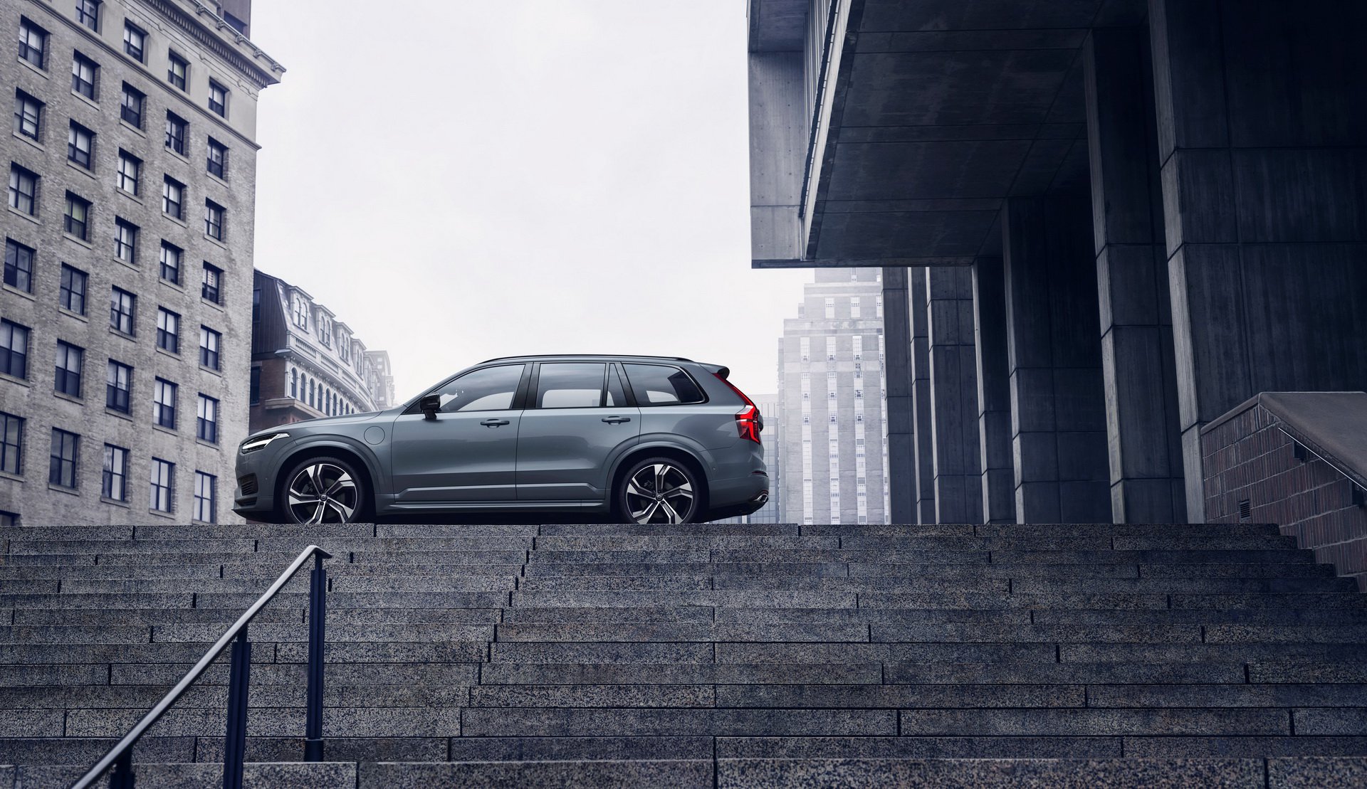 2020 Volvo XC90 R-Design T8 Plug-in Hybrid (Color: Thunder Grey) Side Wallpapers (5)