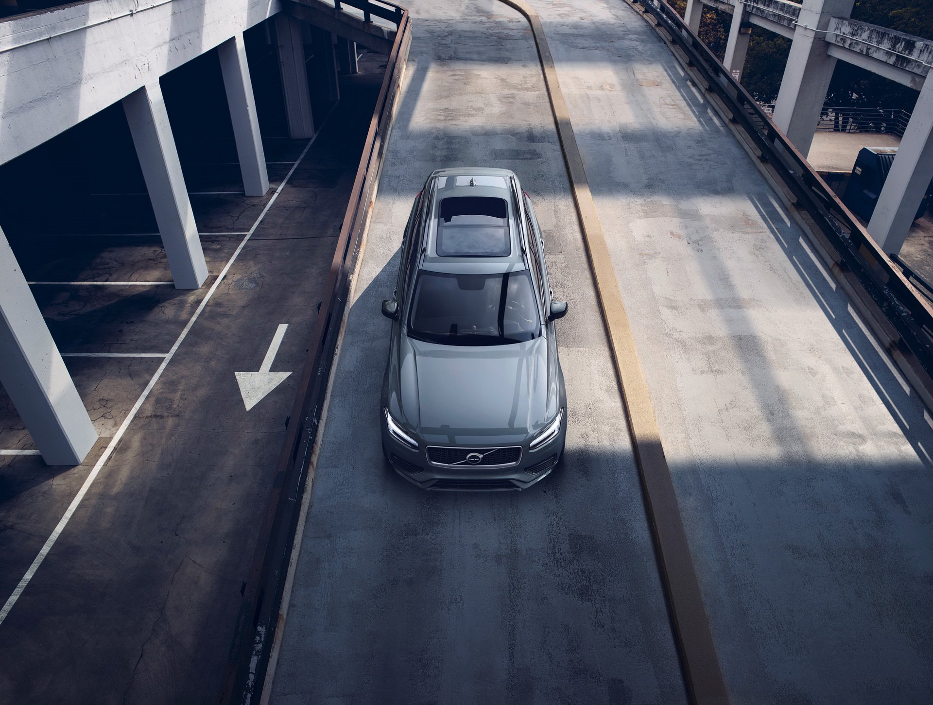 2020 Volvo XC90 R-Design T8 Plug-in Hybrid (Color: Thunder Grey) Top Wallpapers (6)