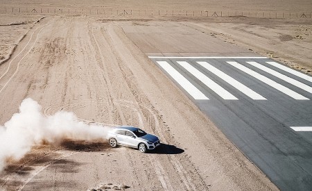 2019 Audi Q8 Front Three-Quarter Wallpapers 450x275 (238)