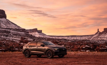2019 Audi Q8 (US-Spec) Front Three-Quarter Wallpapers 450x275 (36)