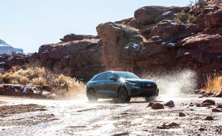 2019 Audi Q8 (US-Spec) Front Three-Quarter Wallpapers 450x275 (37)