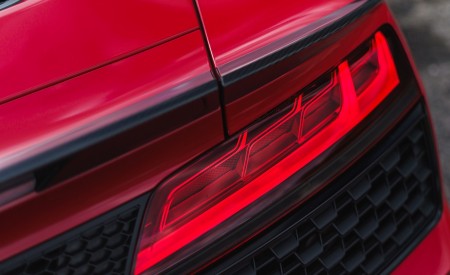 2019 Audi R8 V10 Spyder Performance quattro (UK-Spec) Tail Light Wallpapers 450x275 (73)