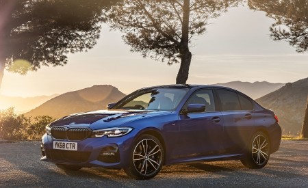 2019 BMW 3-Series Saloon 320d xDrive (UK-Spec) Front Three-Quarter Wallpapers 450x275 (27)