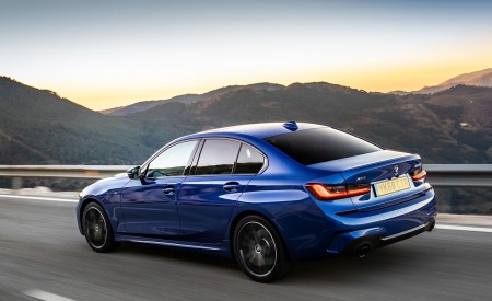 2019 BMW 3-Series Saloon 320d xDrive (UK-Spec) Rear Three-Quarter Wallpapers 450x275 (12)