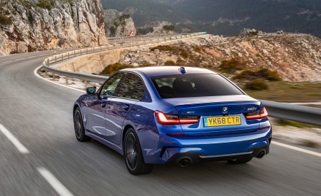 2019 BMW 3-Series Saloon 320d xDrive (UK-Spec) Rear Three-Quarter Wallpapers 450x275 (13)