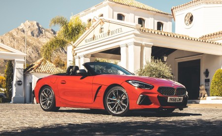 2019 BMW Z4 M40i (UK-Spec) Front Three-Quarter Wallpapers 450x275 (74)