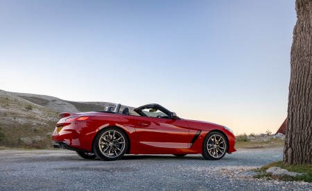 2019 BMW Z4 M40i (UK-Spec) Rear Three-Quarter Wallpapers 450x275 (78)