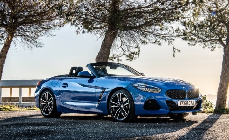 2019 BMW Z4 sDrive20i (UK-Spec) Front Three-Quarter Wallpapers 450x275 (19)