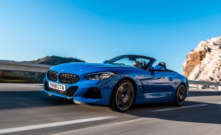 2019 BMW Z4 sDrive20i (UK-Spec) Front Three-Quarter Wallpapers 450x275 (10)