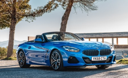 2019 BMW Z4 sDrive20i (UK-Spec) Front Three-Quarter Wallpapers 450x275 (20)