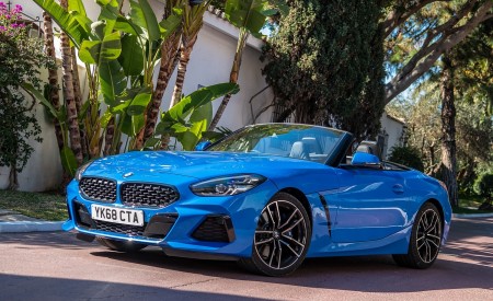 2019 BMW Z4 sDrive20i (UK-Spec) Front Three-Quarter Wallpapers 450x275 (21)