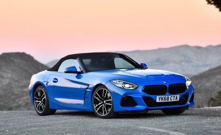 2019 BMW Z4 sDrive20i (UK-Spec) Front Three-Quarter Wallpapers 450x275 (15)