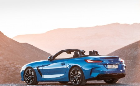 2019 BMW Z4 sDrive20i (UK-Spec) Rear Three-Quarter Wallpapers 450x275 (16)