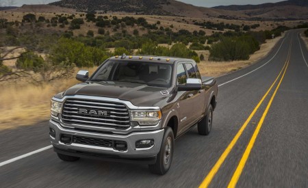 2019 Ram 2500 Heavy Duty Front Three-Quarter Wallpapers 450x275 (2)
