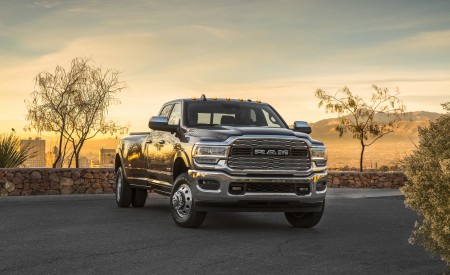 2019 Ram 3500 Heavy Duty Limited Crew Cab Dually Front Three-Quarter Wallpapers 450x275 (6)