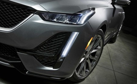 2020 Cadillac CT5 Headlight Wallpapers 450x275 (19)