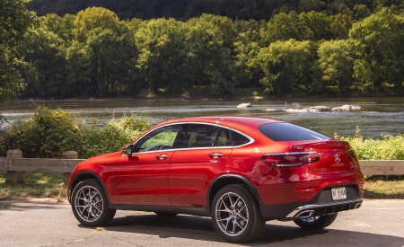 2020 Mercedes-Benz GLC 300 Coupe (US-Spec) Rear Three-Quarter Wallpapers 450x275 (18)
