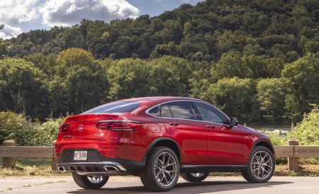 2020 Mercedes-Benz GLC 300 Coupe (US-Spec) Rear Three-Quarter Wallpapers 450x275 (20)